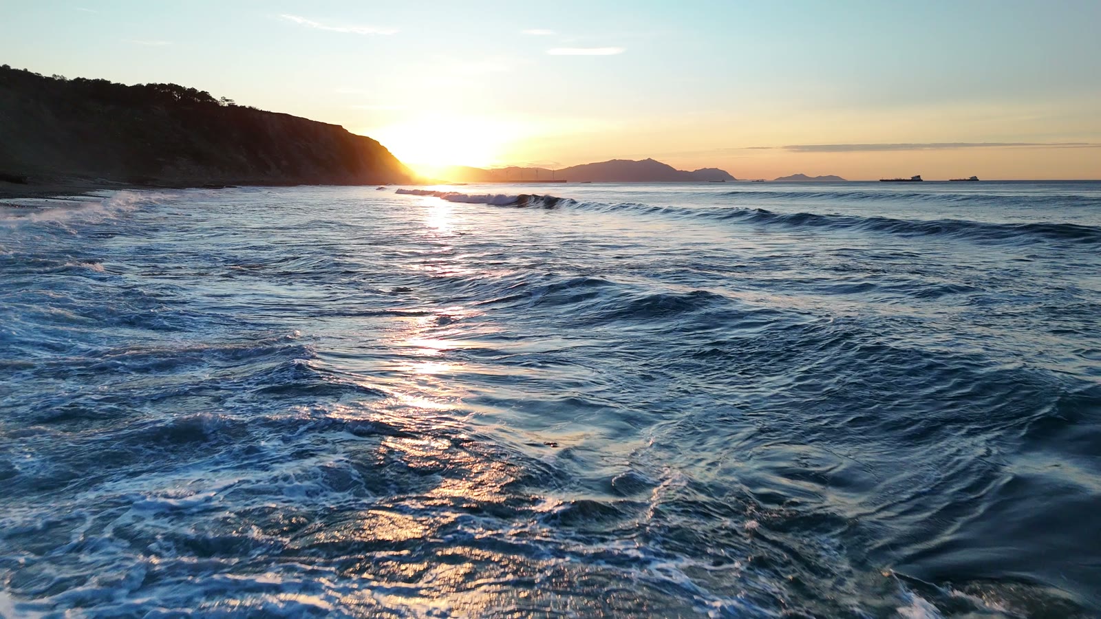 Acantilado de la costa de Bizkaia al atardecer grabado con dron